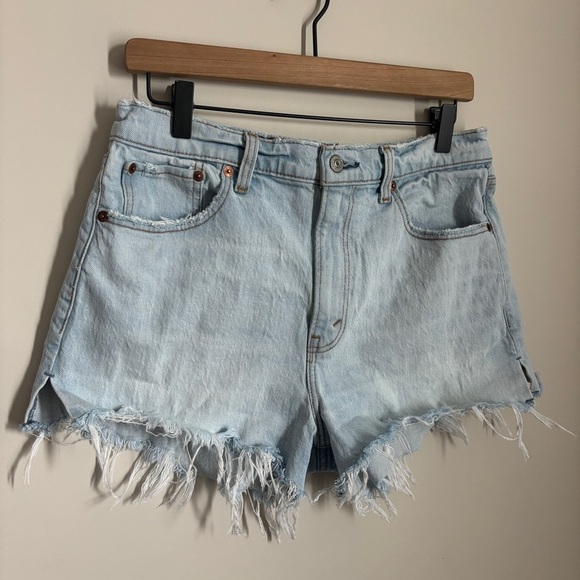 Abercrombie & Fitch The Mom High Rise Frayed Hem Denim Jean Short Size 29/8 - Picture 2 of 6
